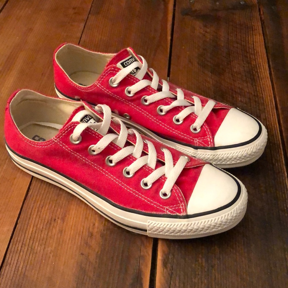 Red Converse, size 8. Excellent condition.
